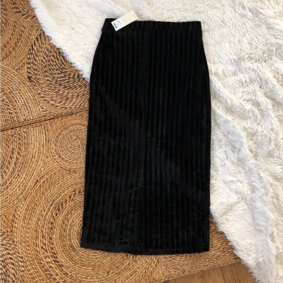 FRANCESCA’S Black Rozz Velvet Midi Skirt - Picture 4 of 8